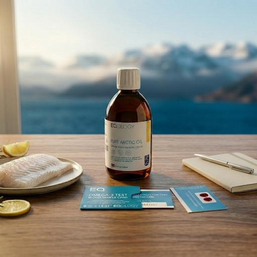 Flacon Eqology Pure Arctic Oil avec carte de test sanguin Oméga-3 devant un fjord norvégien